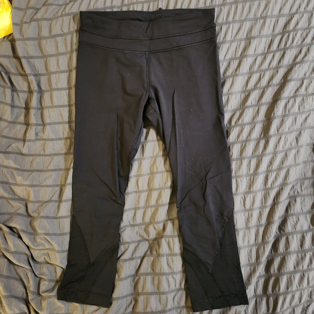 Black capri yoga pants Lululemon size 6